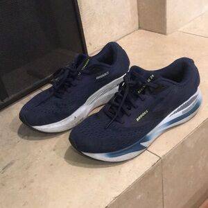 Brooks Adrenaline gets running shoes